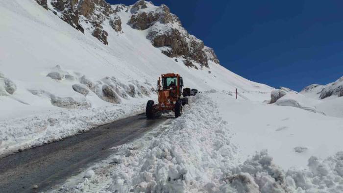 Van-bahçesaray Yolu Tek Şeritten Ulaşıma Açıldı