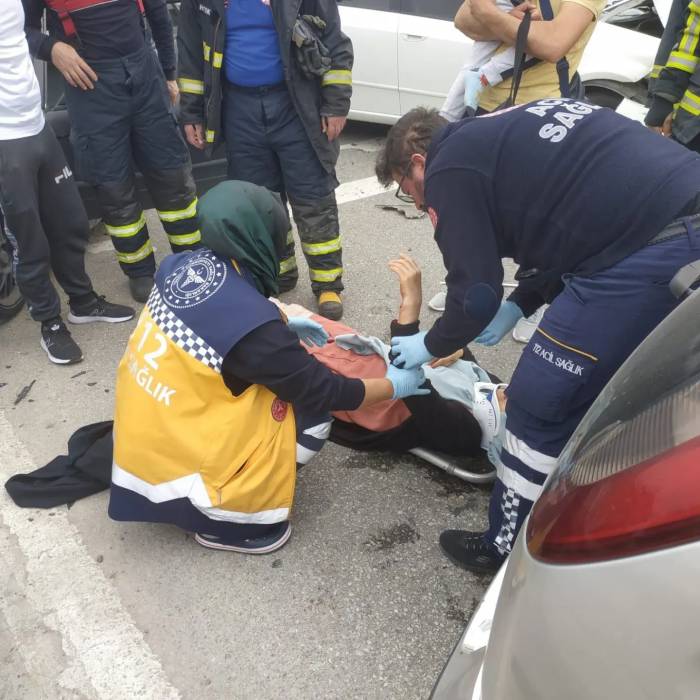 Yalova’da 3 Araçlı Zincirleme Kaza: 1 Yaralı