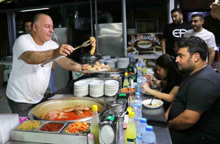 Adanalılar İftar Sonrası Yöresel Lezzetlere Talep Gösteriyor
