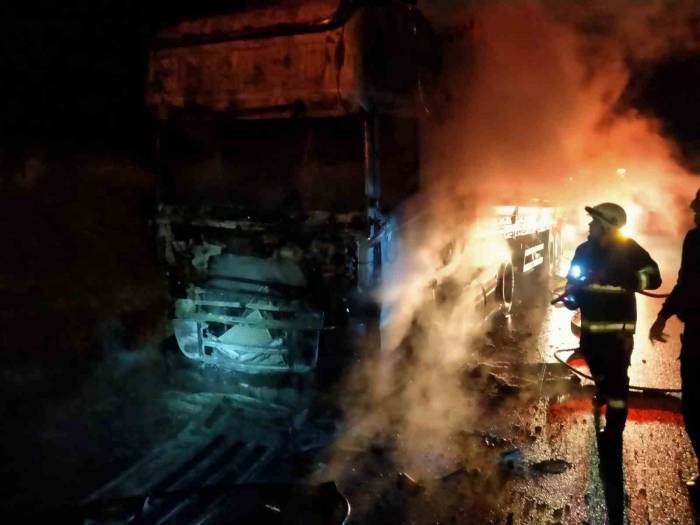 Lastiklerde Başlayan Yangın Kısa Sürede Tırı Sarıp Hurdaya Çevirdi