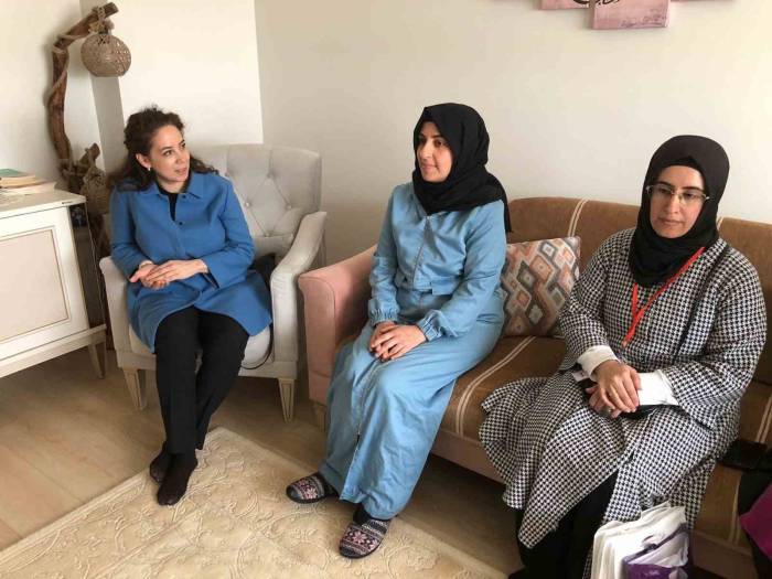 Ak Partili Milletvekili Adayları Kapı Kapı Dolaşmaya Devam Ediyor