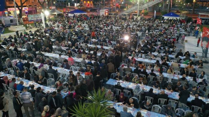 Vatandaşlar Aydın Büyükşehir Belediyesi’nin İftar Sofralarında Buluşuyor