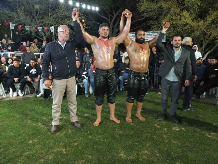 Balıkesir’de Gece Güreşlerini 5 Bin Kişi İzledi