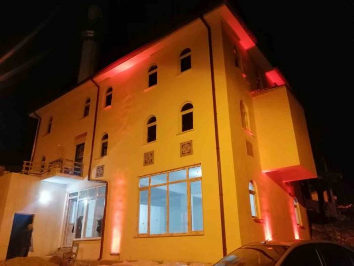 Başkan Suer, Vatandaşların Kendi İmkanlarıyla Yaptığı Camide Teravih Namazı Kıldı