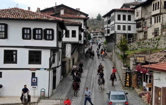 Tarihi Şehrin Sokaklarını Atlarla Gezdiler