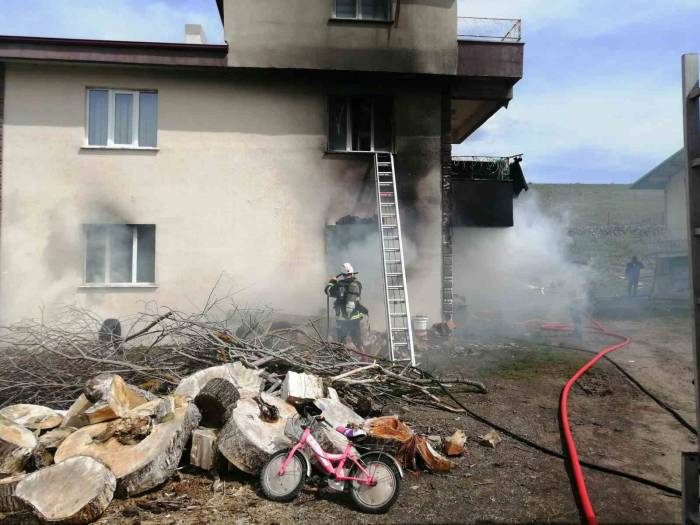 2 Katlı Evde Yangın Çıktı