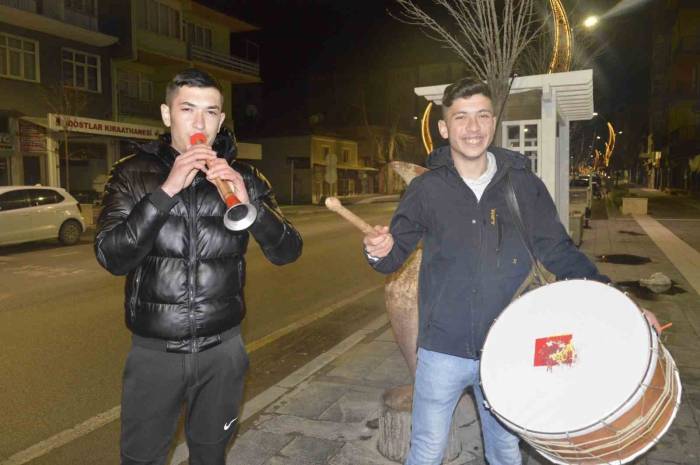 Sahurda Davul Geleneğini Gençler Yaşatıyor