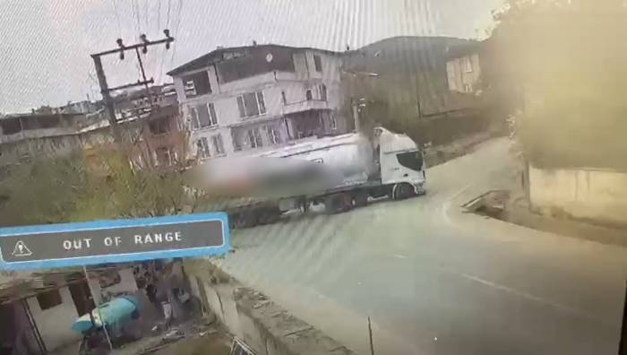 Bursa’da Tırın Devrilme Anı Kameralarda