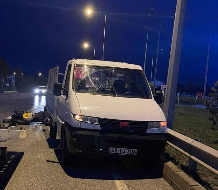 Motosiklet Kamyonete Çarptı: 1 Yaralı