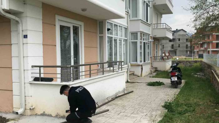 Pencereden Motosikletine Bakmak İsterken İkinci Kattan Düştü