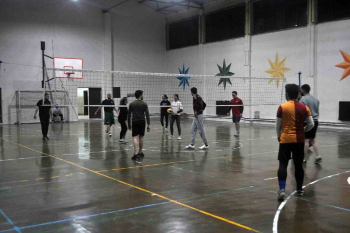 İftar Sonrası Yaptıkları Voleybol Maçı İle Enerjilerini Atıyorlar