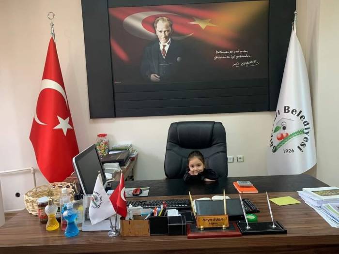 Başkanlık Koltuğunu Çocuklara Devretti