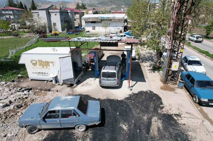 Kamyonet Kasasını İş Yeri Yaptı