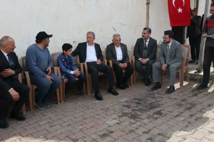 Bakan Akar’dan Şehit Çocuğuna Duygulandıran Ziyaret