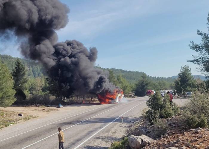Muğla’da Seyir Halindeki Yolcu Otobüsü Alev Alev Yandı
