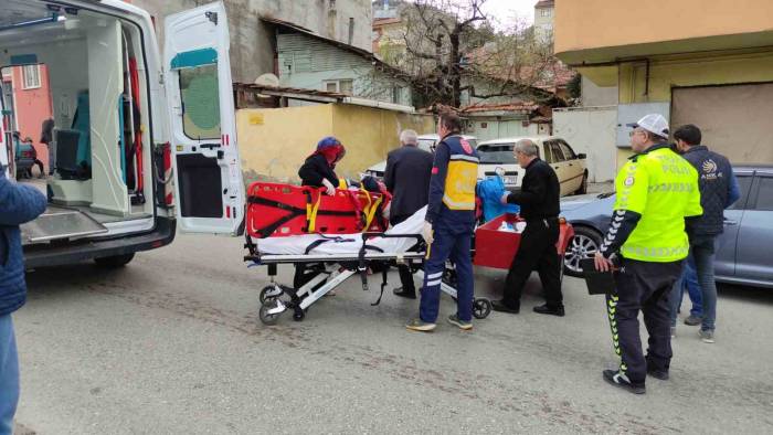 Motosiklet Park Halindeki Otomobile Çarptı: 3 Yaralı