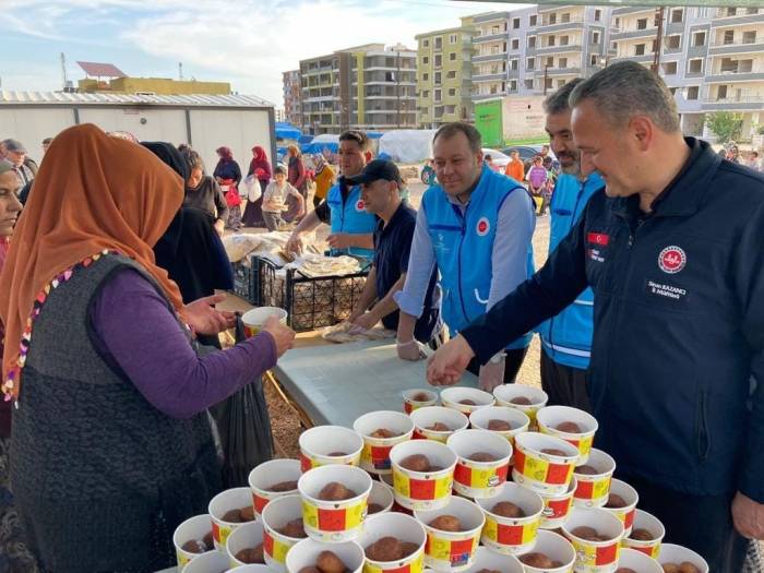 Müftü Kazancı, Kırıkhan’da İftarda Yemek Dağıttı
