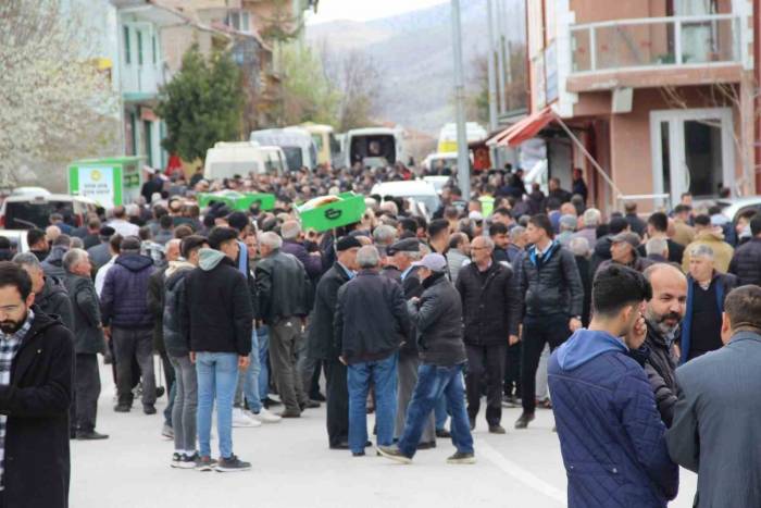 Kazada Hayatlarını Kaybeden 16 Yaşındaki İki Arkadaş Toprağa Verildi