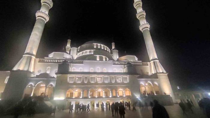Ankara’da Vatandaşlar Kadir Gecesi’nde Camilere Akın Etti