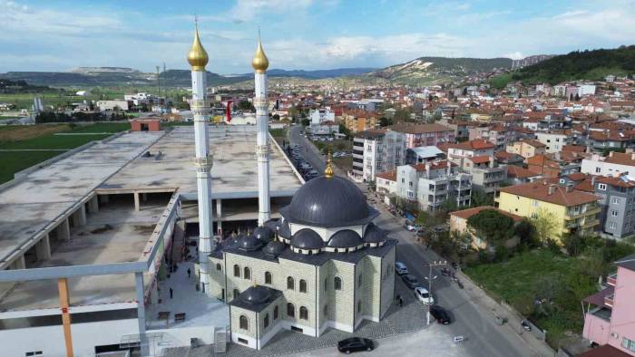 Bigadiç Merkez Camii Kadir Gecesi’nde İbadete Açıldı