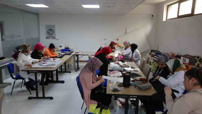 Depremin İzlerini Kurslarda Silmeye Çalışıyorlar