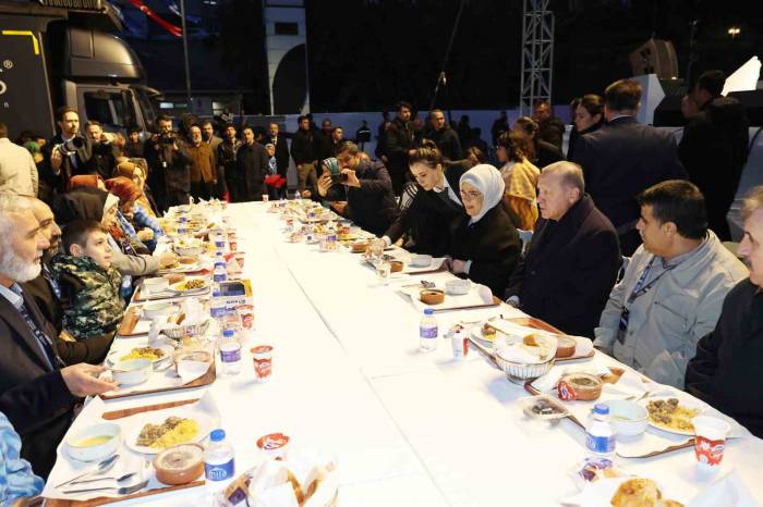 Cumhurbaşkanı Erdoğan: “deprem Turistleri Kendi Sahte Gündemlerinin İçinde Kaybolup Gitse De Biz Onların Peşinden Gitmeyeceğiz”