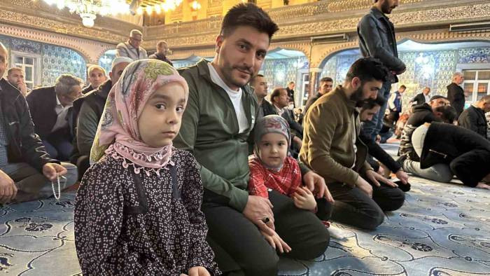Kadir Gecesi’nde Vatandaşlar Camilere Akın Etti