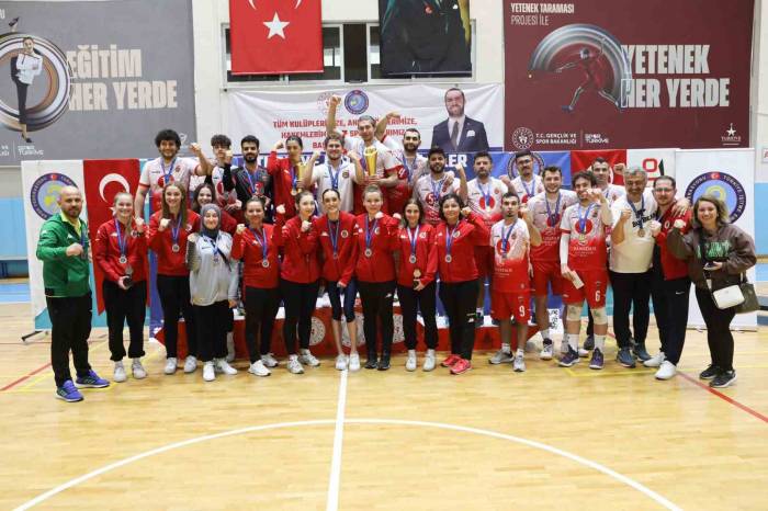 Gölcük’ün İşitme Engelliler Kadın Ve Erkek Voleybol Takımı 3. Kez Türkiye Şampiyonu Oldu