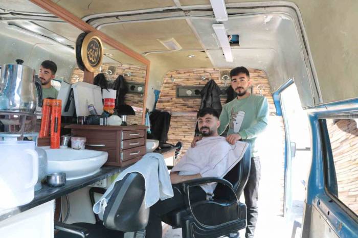 Deprem İş Yerini Yıktı, Yılmadı Minibüs Alıp İşine Devam Etti