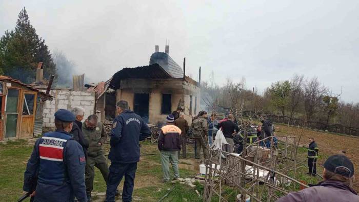 Çıkan Yangın Tek Katlı Evi Kül Etti