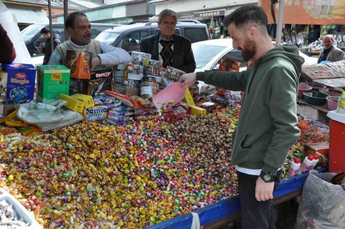 Kars’ta Bayram Şekerleri Tezgahlarda Yerini Aldı