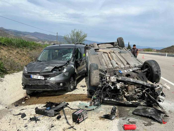 Köpeğe Çarpmamak İçin Sürücüsünün Manevra Yaptığı Otomobil Takla Attı: 1 Yaralı