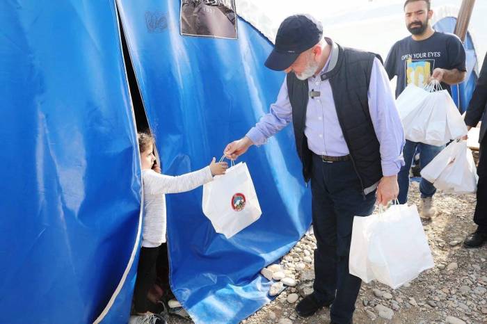 Başkan Çolakbayrakdar, Adıyaman’da Depremzedelerle İftar Yaptı Ve İaşe Dağıttı