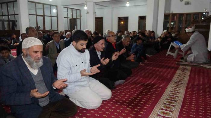 Vanlılar Kadir Gecesi’nde Camilere Akın Etti