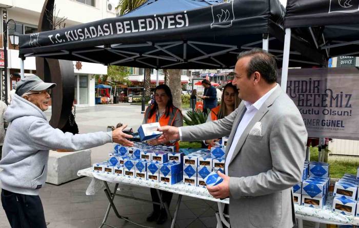 Kuşadası Belediyesi’nden Kandil Simidi İkramı