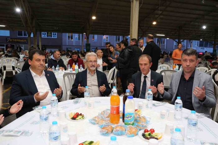 Nilüfer’de Yüzlerce Kişi Aynı Sofrayı Paylaşıyor