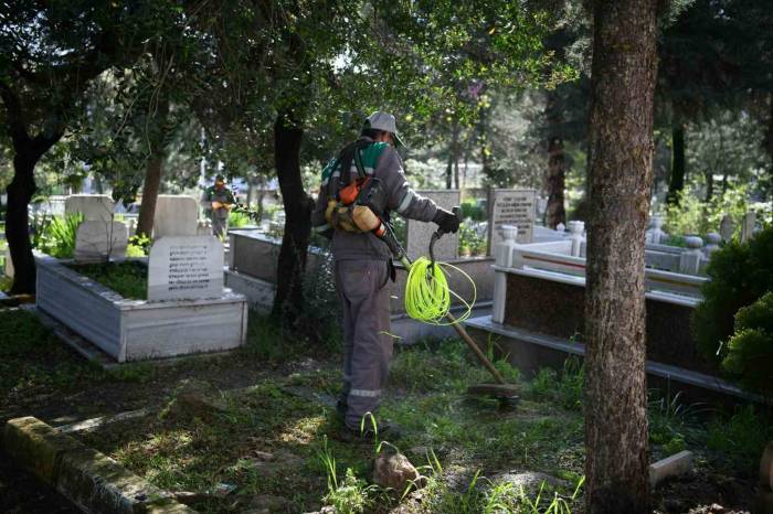 Mezarlıklar Bayrama Hazır