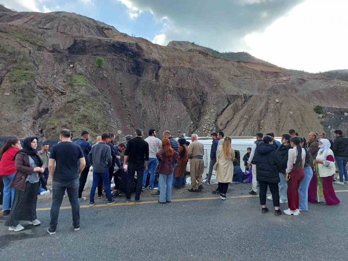 Şırnak’ta Yolcu Minibüsü Devrildi: 8 Yaralı