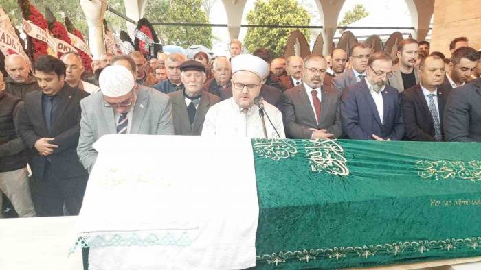 Kalp Krizinden Ölen Ak Partili Vekilin Eşi Toprağa Verildi