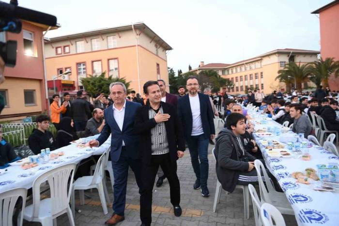 Başkan Yazıcı Bin 250 Öğrenci İle İftar Yaptı