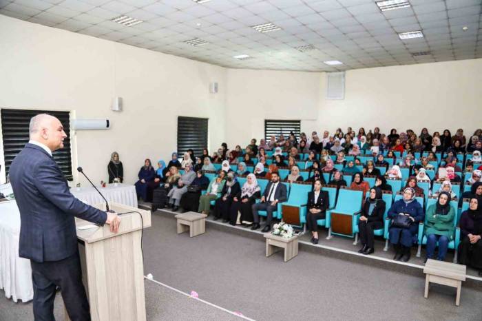 Van Büyükşehir Belediyesinden Kadınlara Yönelik Hatim Programı