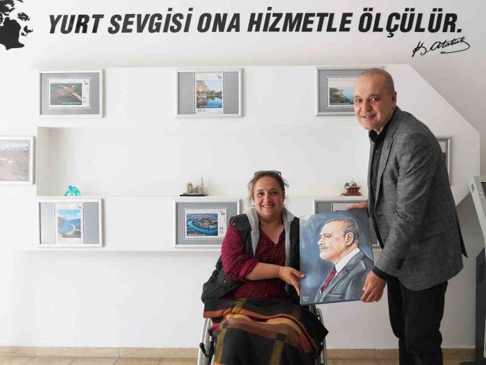 Yol Talebi Karşılanan Vatandaştan Uzundemir’e Anlamlı Hediye