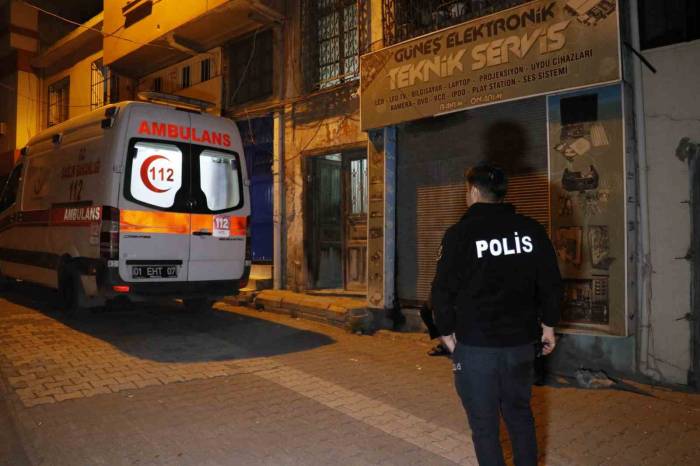 Kötü Kokular Gelen Eve Giren Polis Bir Kişiyi Ölü Olarak Buldu