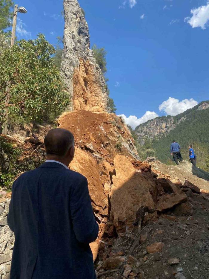 Depremde Yarılan Devasa Kaya Kontrollü Yıkıldı