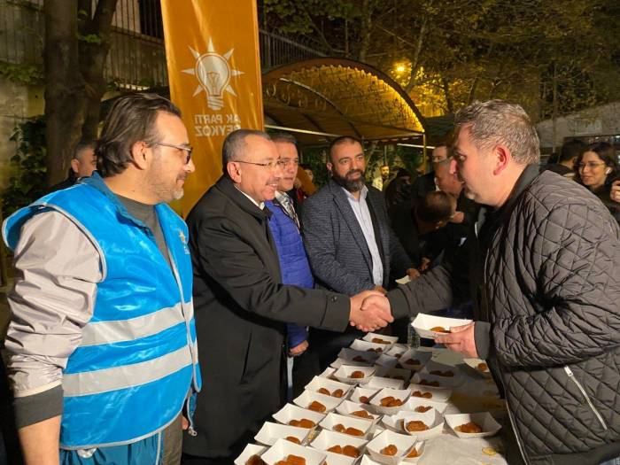 Ak Partili Milletvekili Adayı İsmail Erdem’den Kadir Gecesi’nde Tatlı İkramı