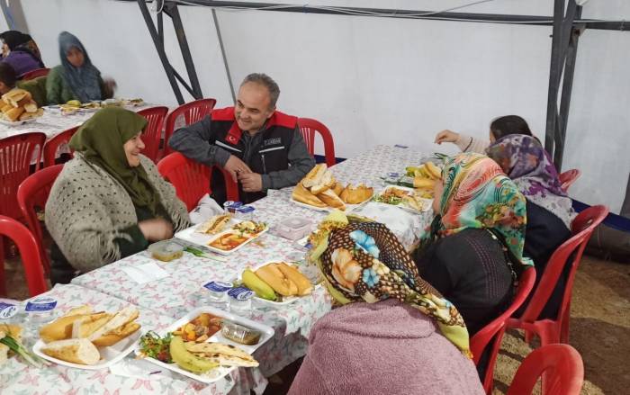 Çorum Belediyesi, Afşin’de Depremzedelerin Sofrasında Sıcak Aş Oluyor