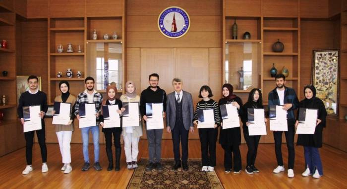 Dpü’de Depremzedelerle İlgili Çalışmalarında Görev Alan Öğrencilere Teşekkür Belgesi