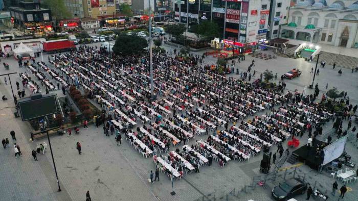 Kadir Gecesi’nde Binlerce Esenyurtlu Aynı Sofrada Buluştu