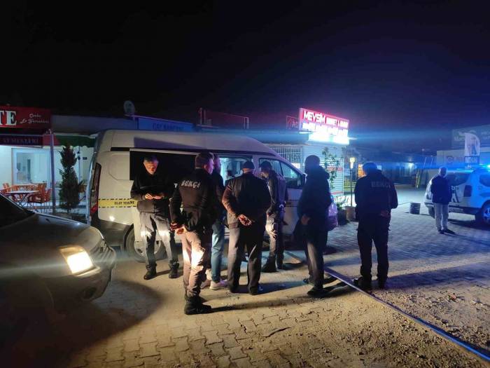 Gürültü Yapan Esnaf Arkadaşını Pompalı Tüfekle Yaraladı