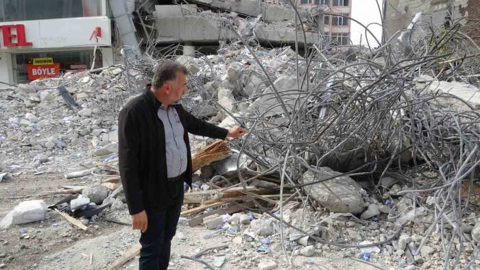 Depremde Hasar Alan Bina Güçlükle Yıkılabildi